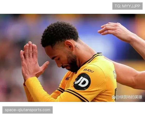 特写：终场哨响，利物浦队长范戴克独自坐在安菲尔德草皮上