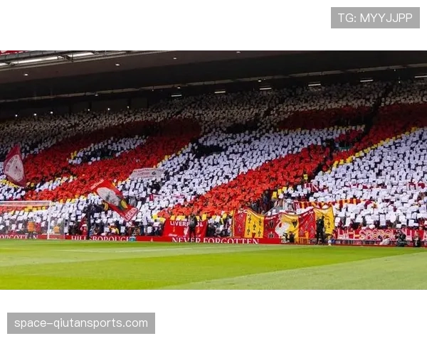巴黎球迷在安菲尔德展示巨型TIFO，致敬球队卫冕征程